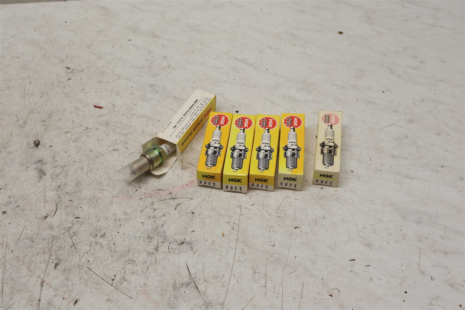 Ngk Spark Plug Lot Nos New B8es 6X 