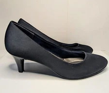 Coach and Four Ladies Size 8M w/ 2.5 inch Heels Comfort Navy Blue Fabric Shoe