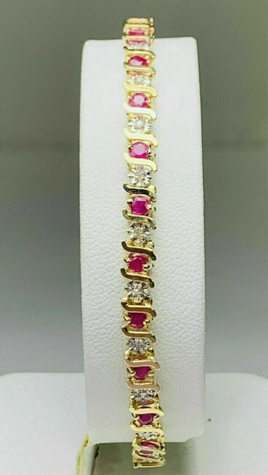 Brazalete de tenis para mujer 7 quilates creado en rubí y diamantes acabado de oro amarillo de 14 quilates Foto 4 de 4
