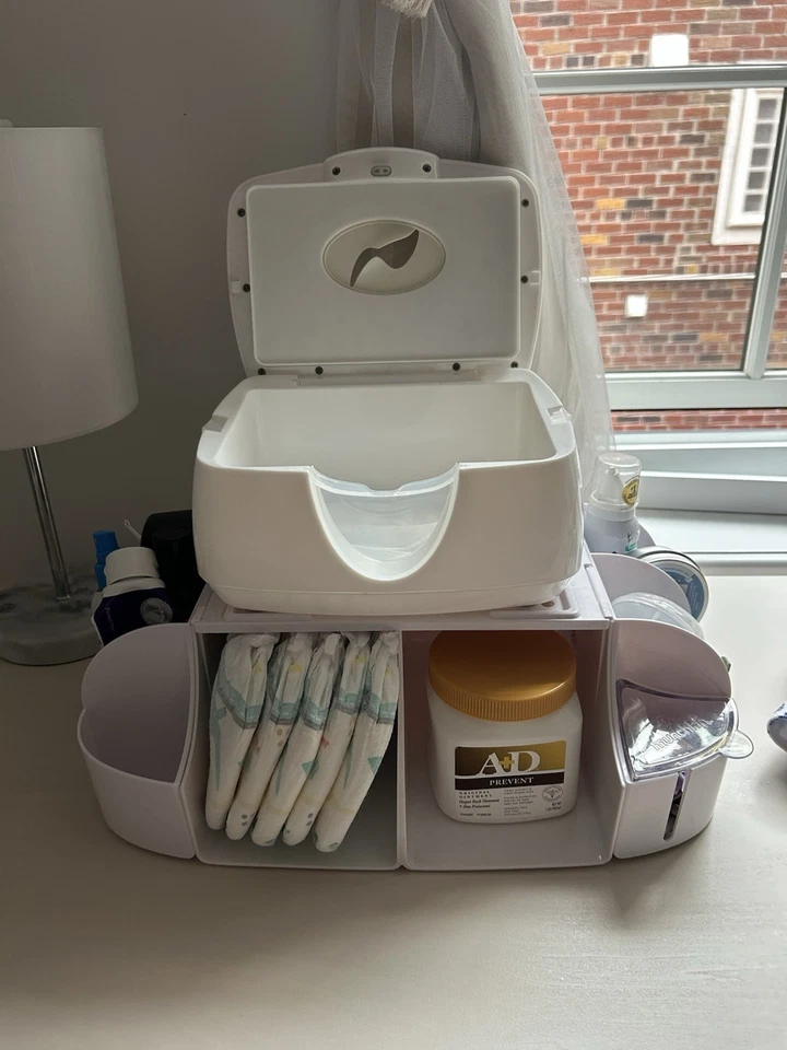 Munchkin® Calentador de Limpieza Brillante y Cálido Y Organizador de Cambio de Apilador de Pañales para Bebé Foto 4 de 4