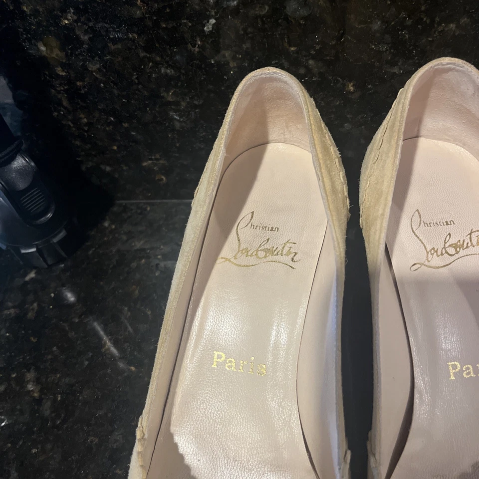 Christian Louboutin Zapatos Gatito Tacones 37 Beige Gamuza París Rojo Parte Inferior EE. UU. 6 1/2 Foto 3 de 4