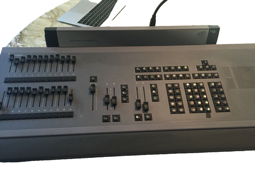 Controlador de iluminación ETC Express 250 canales 4110A1001 EXPS 250 - Imagen 2 de 8