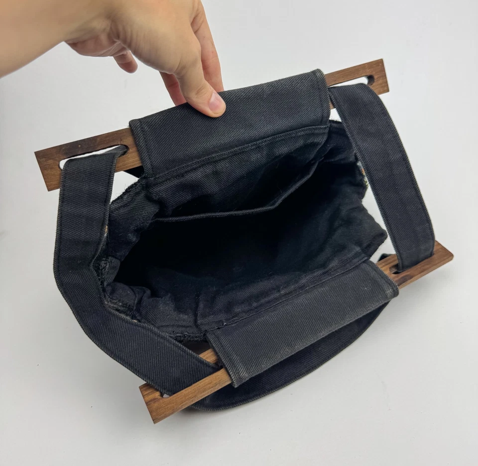 Bolso de Mano de Colección Años 60 Negro de Aguja Floral Bordado Tapiz Bolso Asas de Madera Foto 3 de 4