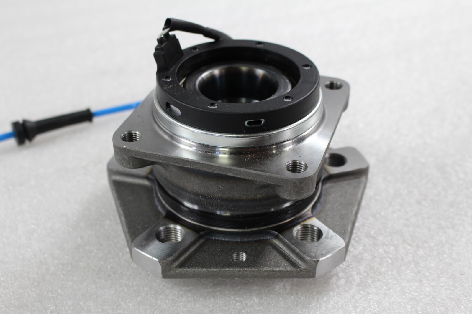 Maserati GranTurismo FRONT Wheel hub P/N 197118