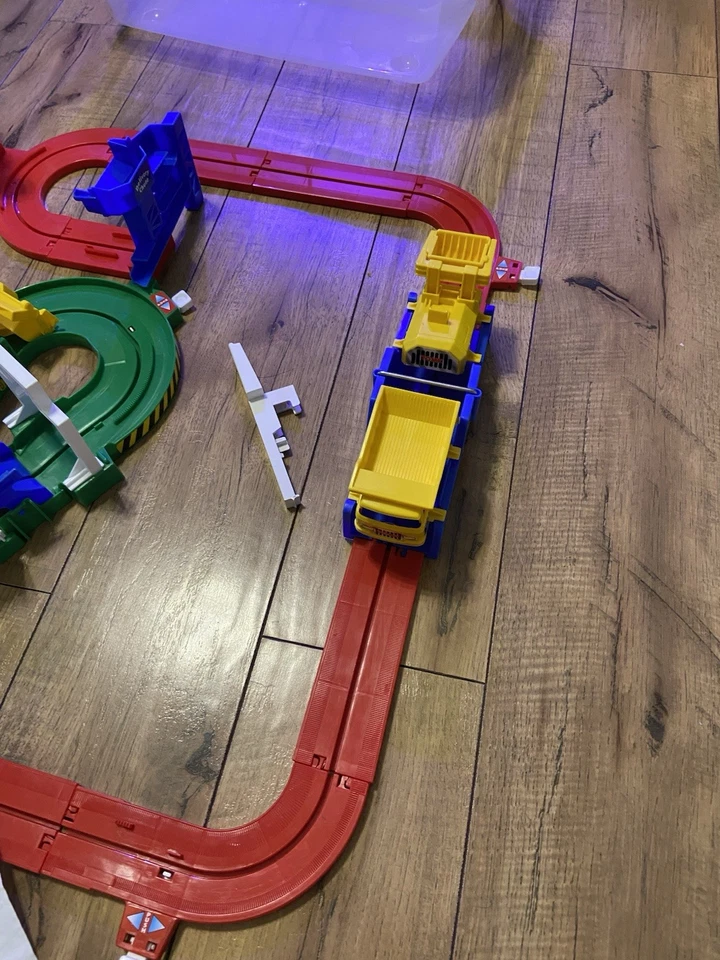 Tomy Big Loader Construction Play set 5001 Complete Minus Motor No Motor Car - Image 3 of 4