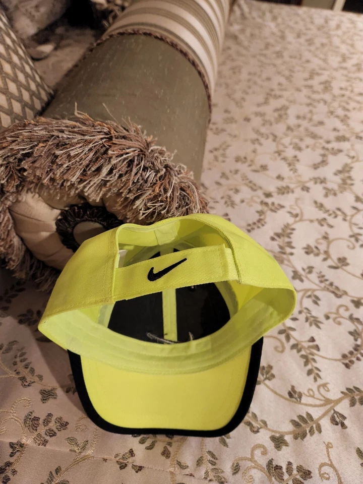 Adorable sombrero de golf Just Do It verde neón Nike para niños/niños pequeños Foto 3 de 4