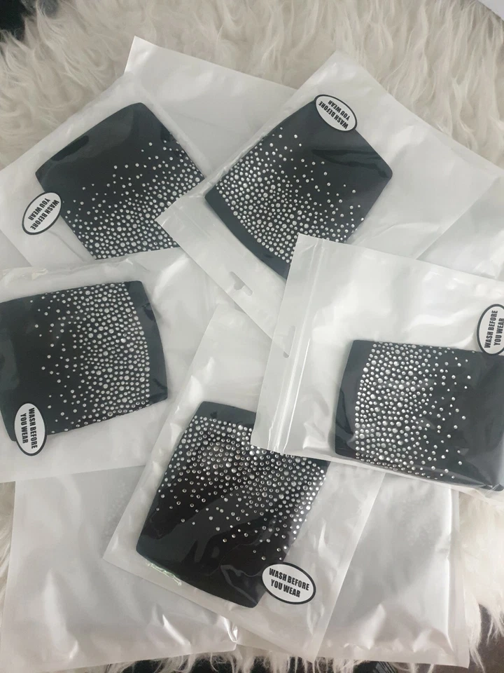 Mascarilla facial de moda con pedrería personalizada viene con un par de filtros  Foto 3 de 4