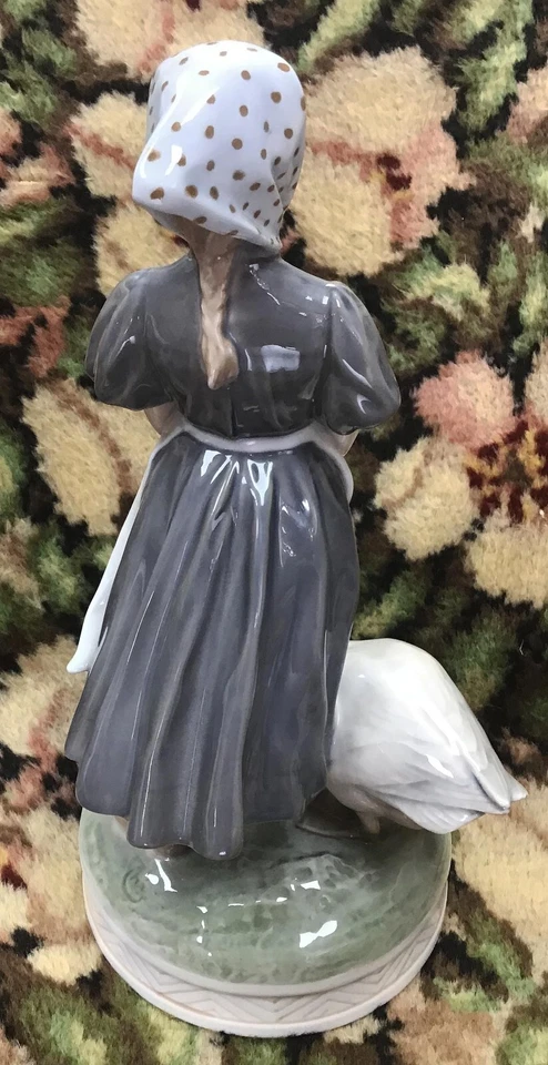 Figura Royal Copenhagen - Niña con ganso - 527 - Azul oscuro - 91/4 pulgadas Foto 4 de 4