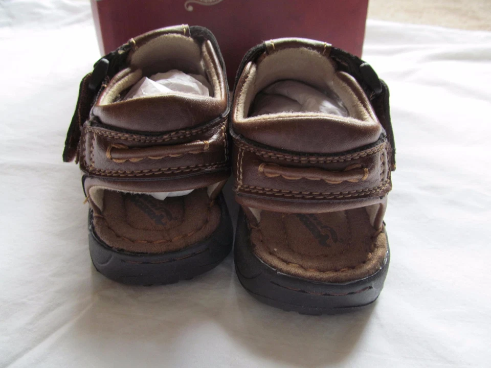 NOVO COM ETIQUETAS BOYS ARIZONA JEAN CO. SAPATO SANDÁLIA MARROM MÉDIO tamanho 9M, Little Donny - Imagem 4 de 4