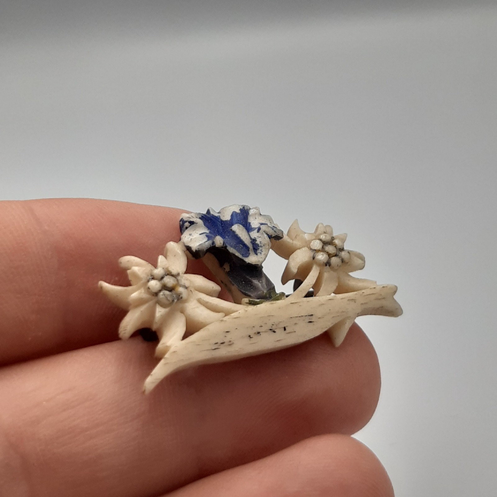 Vintage Carved Bovine Edelweiss Gentian Flower Brooch Pin Alpine Swiss Austrian image 2