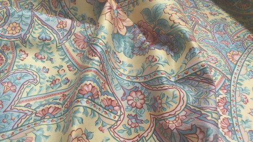 FLORAL ON CREAM COTTON (SOFT FURNISHING FABRIC) : RIVERDALE : #BMCP31 - Bild 1 von 5
