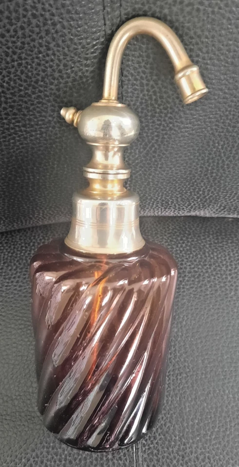 NECESSAIRE TOILETTE EN VERRE ANCIEN VIOLET:  ATOMISEUR, POT BAGUIER, PORTE SAVON - Photo 2/4