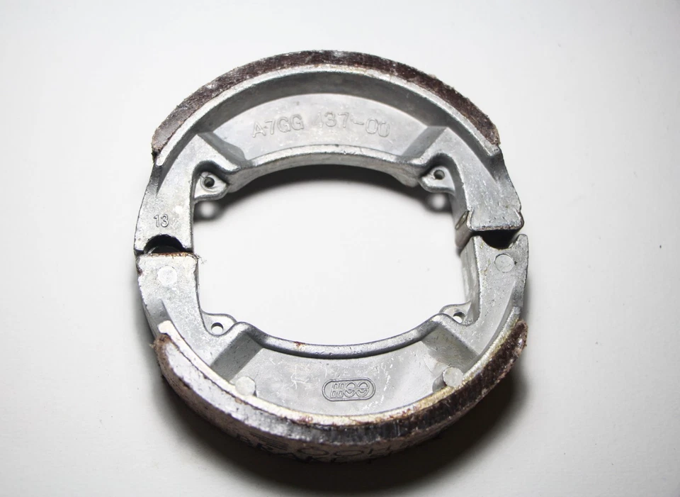 Zapata de freno para Yamaha YL1 YL2 YG1 YG5 YJ1 YJ2 L5T LS3 U7E HS1 JT1 JT2 YB100 nueva Foto 3 de 3