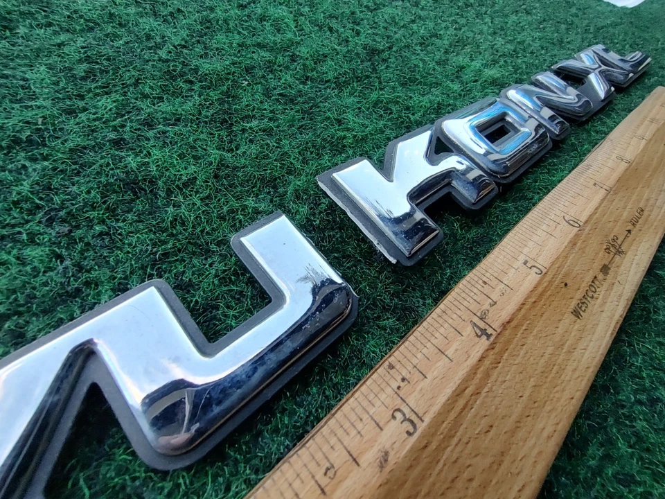 2000-2006 GMC YUKON XL REAR TRUNK LID EMBLEM LOGO BADGE SYMBOL Cracked 2L3 - Image 2 of 3