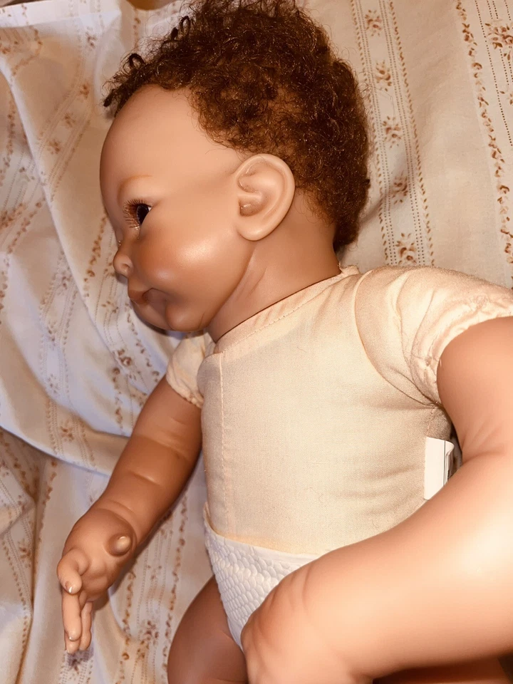 Muñeca de silicona infantil Reborn Ashton Drake Tasha Edenholm con ojos de lavanda Foto 4 de 4