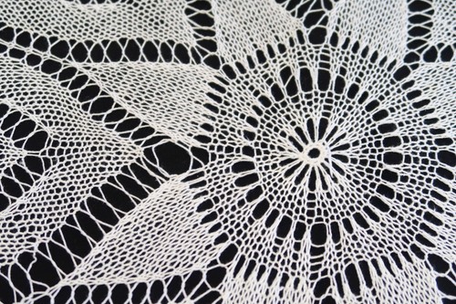 BEAUTIFUL VINTAGE DELICATE ROUND CROCHET STAR PATTERN DOILY TABLECLOTH - Picture 4 of 5