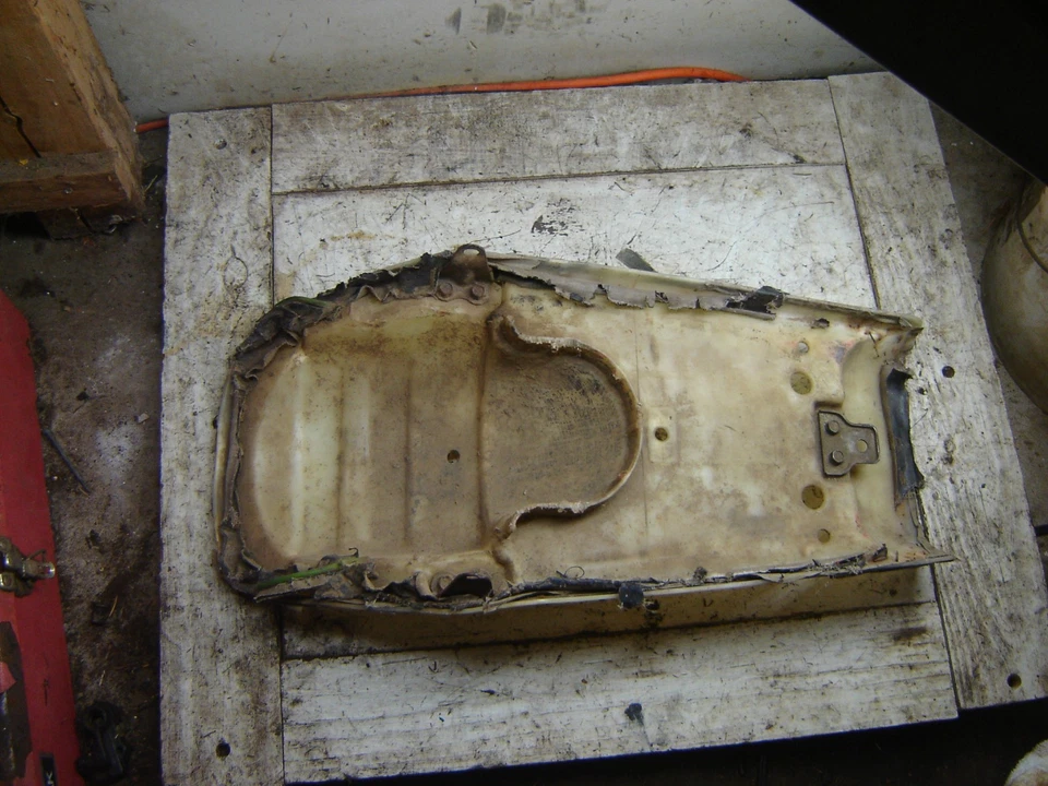 ОРИГИНАЛЬНЫЙ ПОДДОН СИДЕНЬЯ YAMAHA DT125 DT175 MX И ENDURO - Изображение 2 из 4