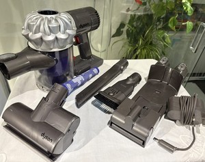 Dyson V6 Satin Silber Auto Staubsauger Mini Kopf Werkzeug Ladegerät NEUER AKKU