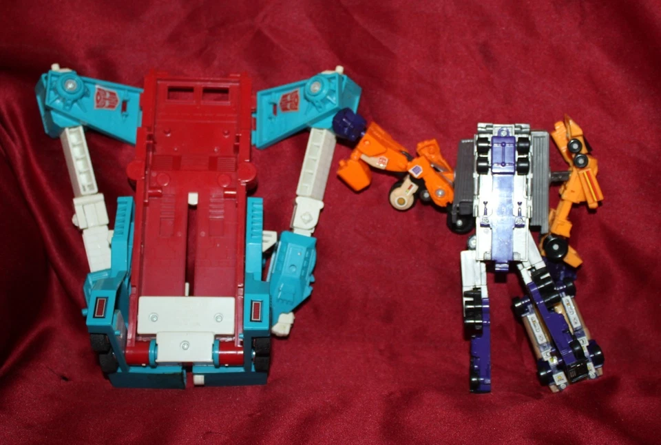 Vintage 1986 Hasbro G1 Transformers Autobot Ultra Magnus W/ Decepticon Menasor - Image 3 of 4