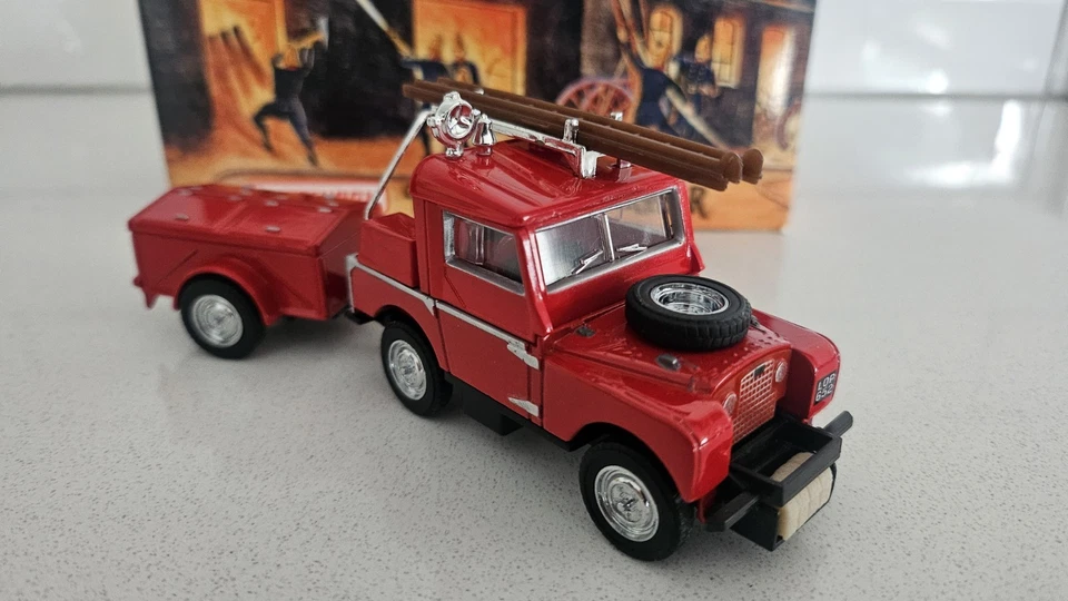 Matchbox YFE02 1952 Land Rover Auxiliary Fire Engine Yesteryear Model Truck - Image 2 of 4