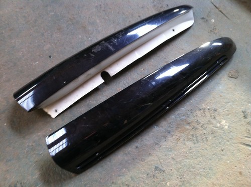 REAR UPPER WING/TAILGATE TRIM (ABOVE REAR LIGHTS) 1996 CHEVY TAHOE SUBURBAN - Picture 2 of 5
