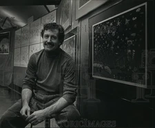 1989 Press Photo Artist Bob Danner with his serigraphy involving children.