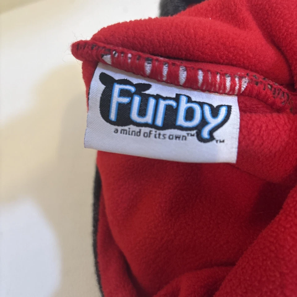 Raro Sombrero Tejido Furby Gorro Adulto Talla Emo Mediados de 2013 Furbish Hasbro Funky Borlas Foto 2 de 3