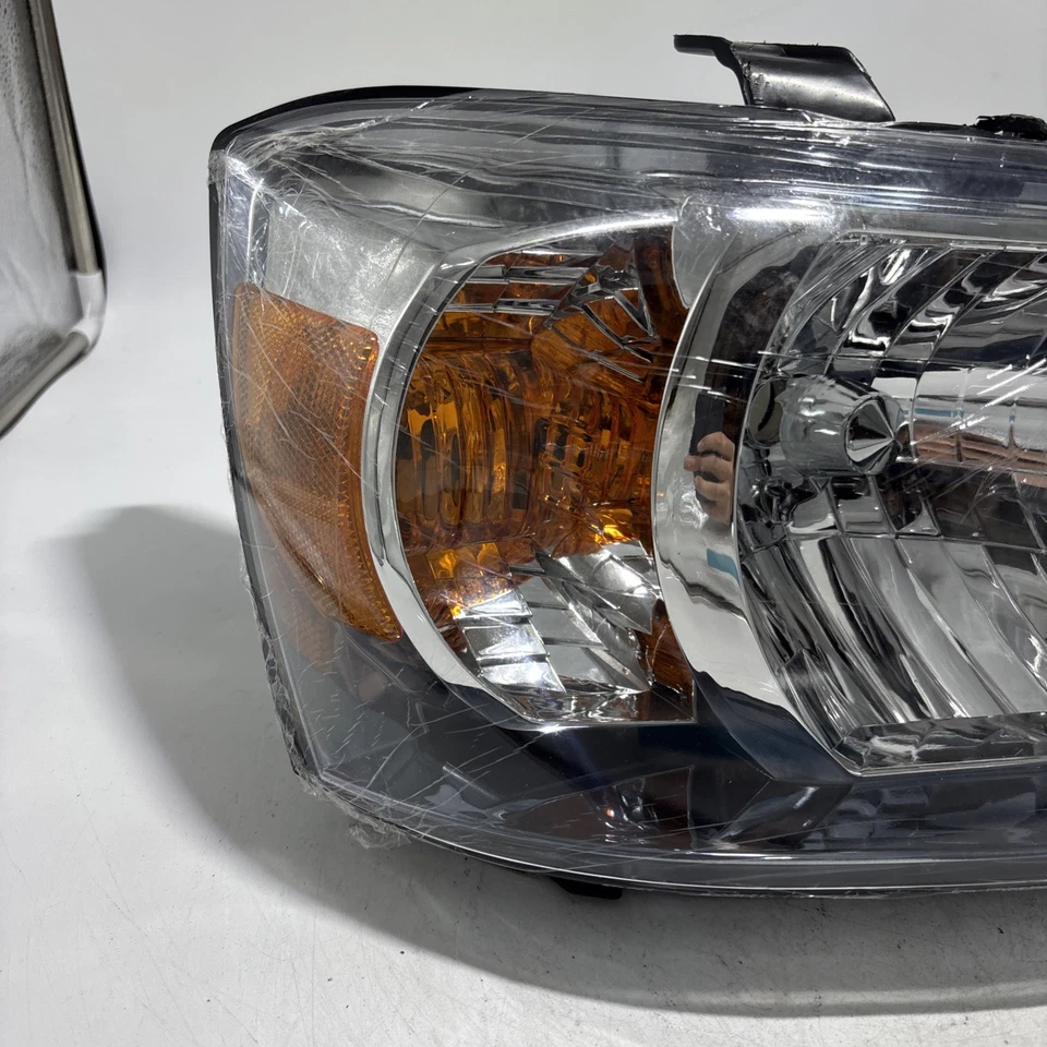 Farol dianteiro direito do passageiro Toyota Highlander 2004-2006 - Imagem 3 de 4