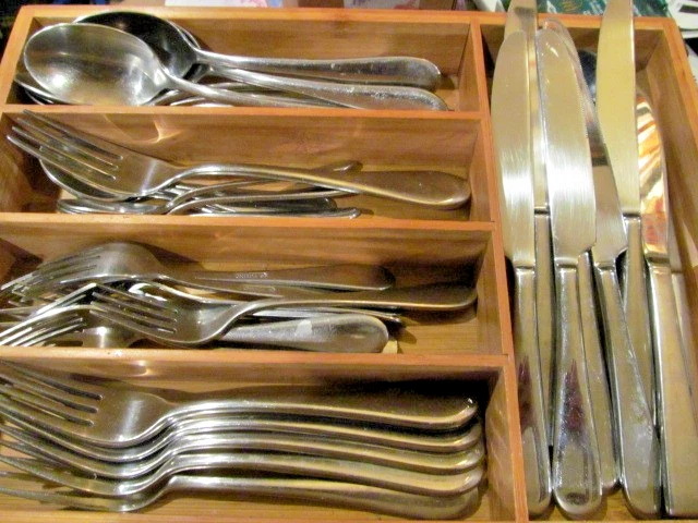 *Lumos Oneida Glossy Stainless Flatware 37 PCS