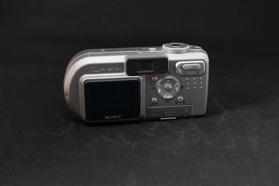 Sony Cyber-shot DSC-P10 5.0MP Digital Camera - Silver - Image 2 of 4