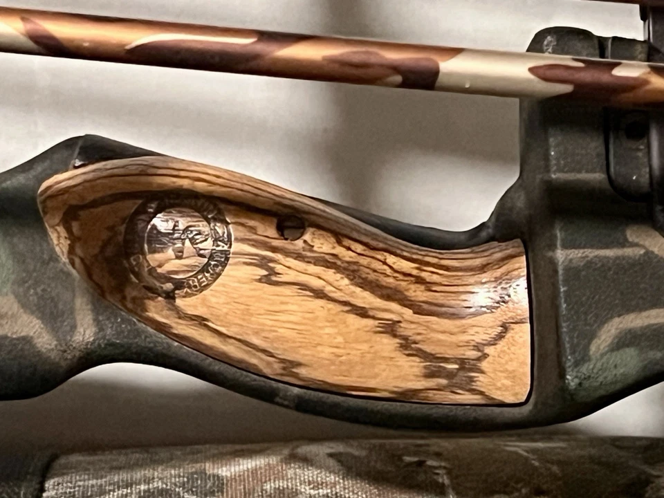 Martin Firecat Compound Bow M-44 Right-Handed w/site, case, Arrows - Image 3 of 4