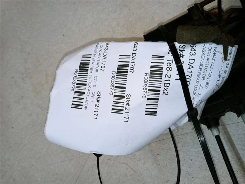 Actuador de cerradura de puerta trasera para pasajero Nissan Titan Armada 2004-2006 OEM usado  Foto 3 de 3