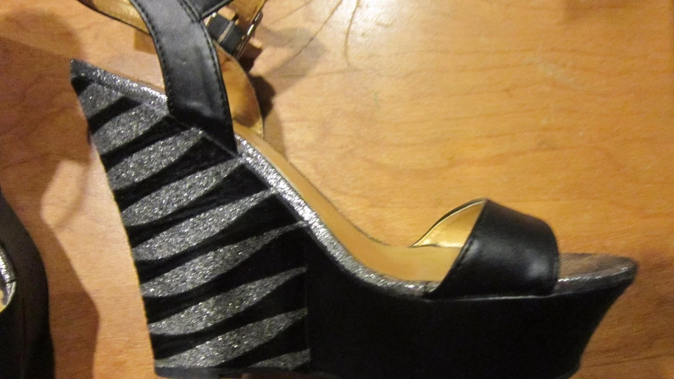 WOW! ¡PROMESA! SANALES PLATAFORMA CUÑA 5.5" Talla 8M Negro y Plata Foto 2 de 4