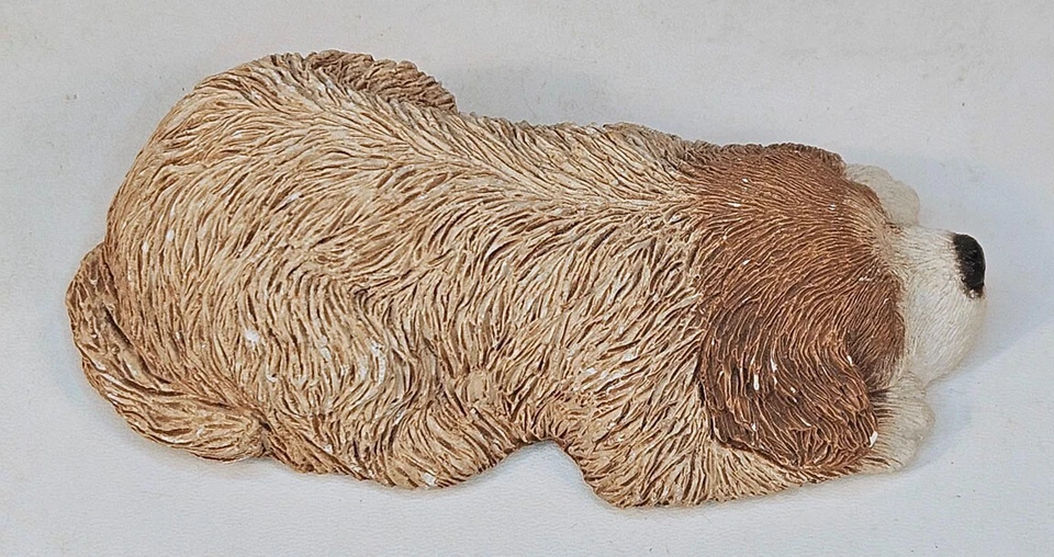 Estatuilla de perro durmiendo Sandicast acurrucarse resina marrón y blanca Sandra Brue Foto 2 de 4
