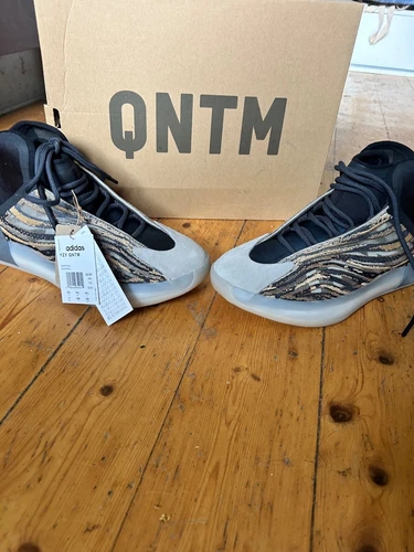 Yeezy QNTM amber tint 10.5 - Original verpackt