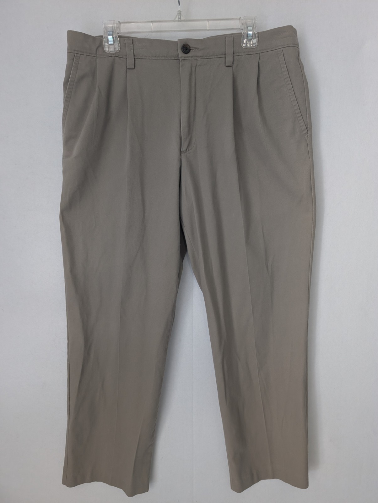 EUC! Men’s Dockers no-wrinkle-twill beige pants 36 x 30 Classic Fit Pleated