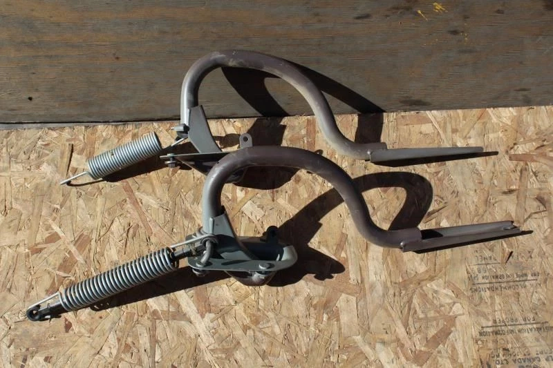 BMW 530i 545i 550i E60 2004 2005 2006 2007 tapa maletero bisagras soportes Foto 2 de 4