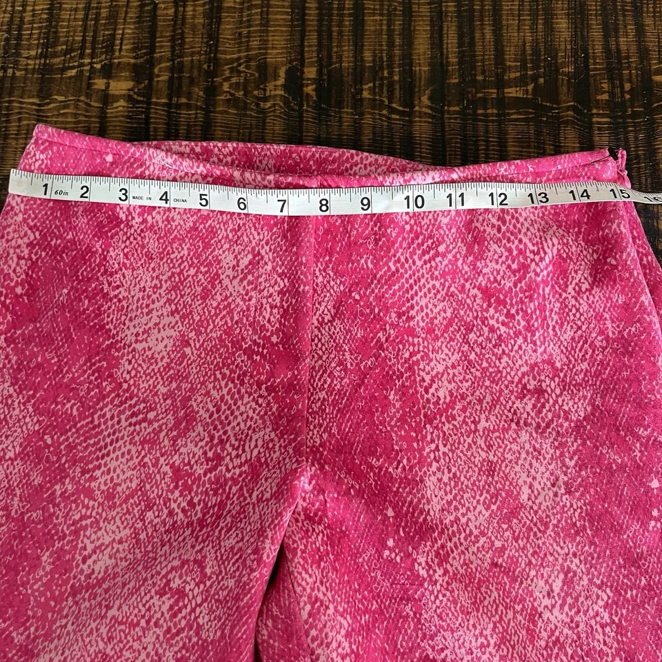 Pantalones de gamuza sintética acampanados de piel de serpiente Vivca rosa talla 6 Urban Outfitters para mujer Foto 3 de 4