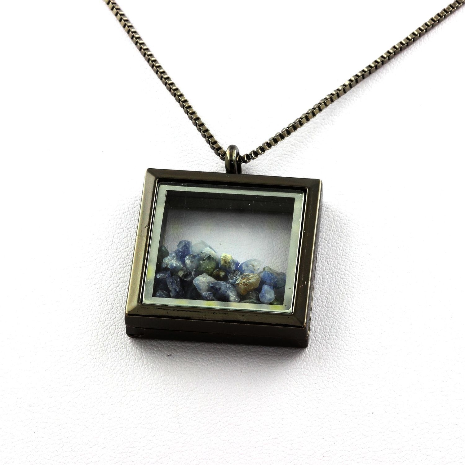 Collier bénitoïte brute de forme carrée, bijou d'exception noir