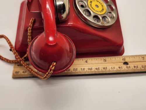 Teléfono giratorio de metal de juguete rojo vintage N.N. Hill Brass Co. East Hampton Conn - Imagen 9 de 11