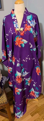 Vintage 1960s Pili Kai Purple Honolulu Hawaii Floral Free Size Dress