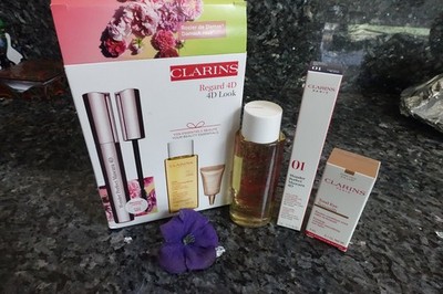 Clarins 4D look New in box  piece set