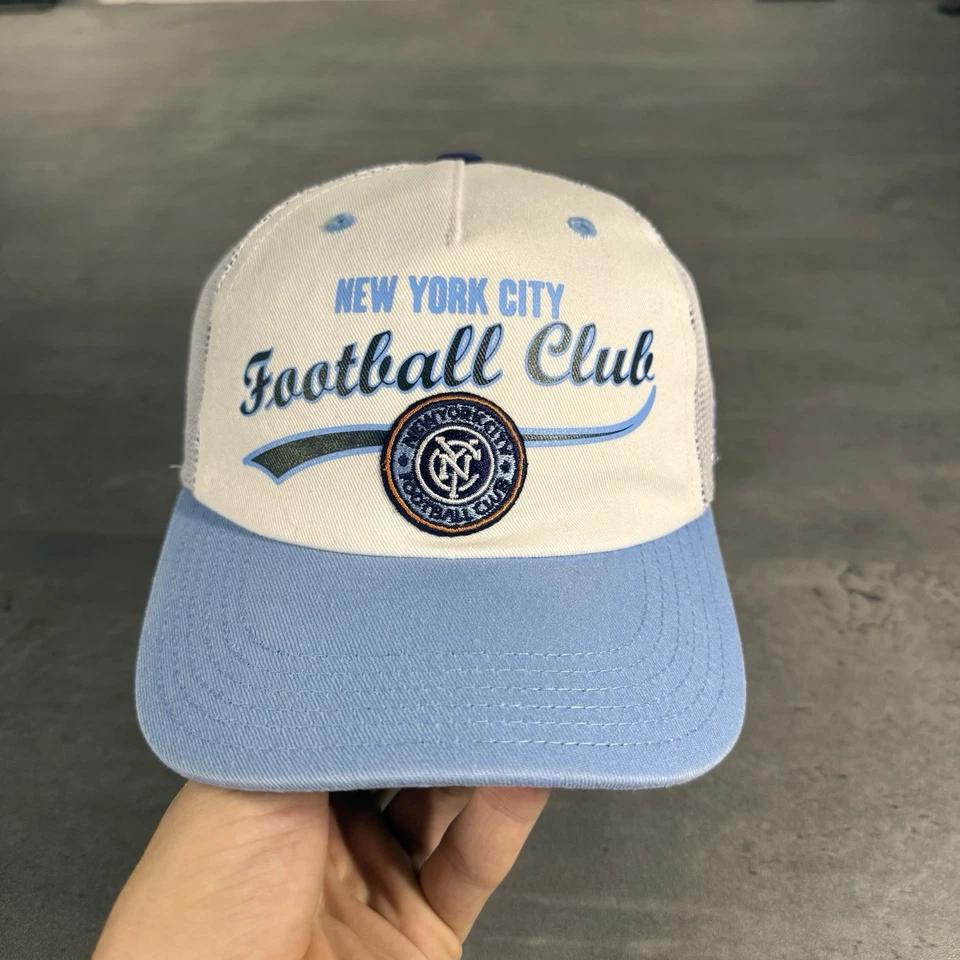 New York City FC SnapBack Gorra Adidas Niñas Jóvenes 7-16 Blanco Azul Camionero MLS Foto 2 de 4