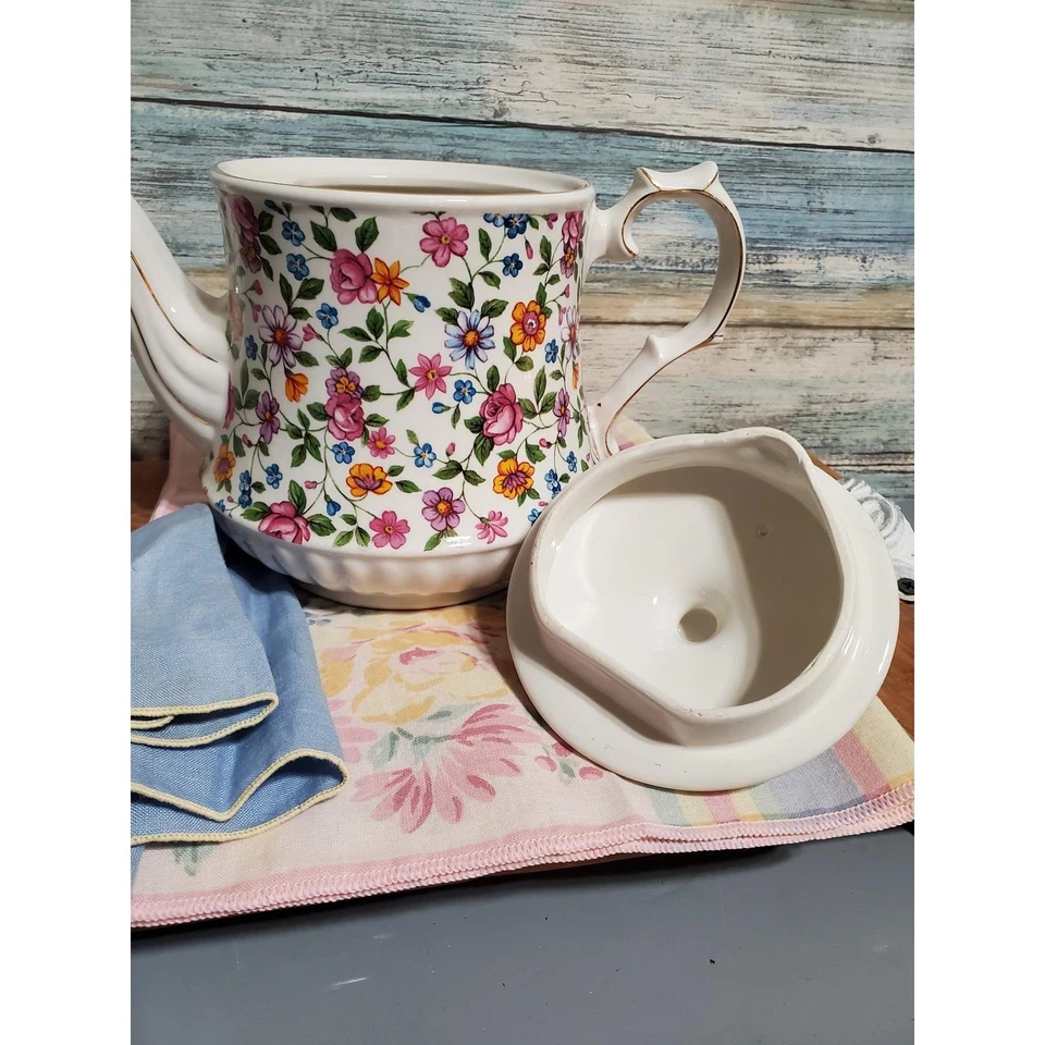 Tetera Windsor Hecha en Inglaterra Floral Borde Dorado Porcelana De Colección Foto 3 de 4