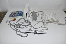 NINTENDO WII COMPLETE SYSTEM- 2 CONTROLLERS- NUN CHUKS - 5 GAMES- CABLES(JWP83)