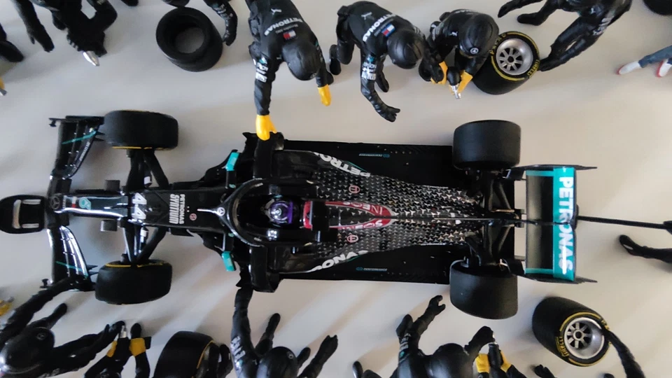 Diorama Lewis Hamilton Mercedes 2020 1/18 - Immagine 2 di 4