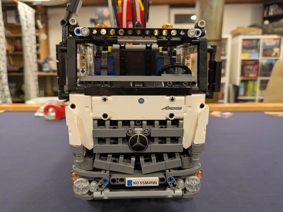 LEGO MERCEDES AROC 42043 BUILT - 98% Complete, Somewhat Operational - Image 3 of 4