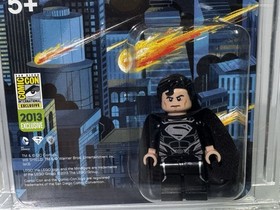 LEGO SDCC 2013 BLACK SUIT SUPERMAN SUPER RARE W/ ACRYLIC CASE **READ LISTING**