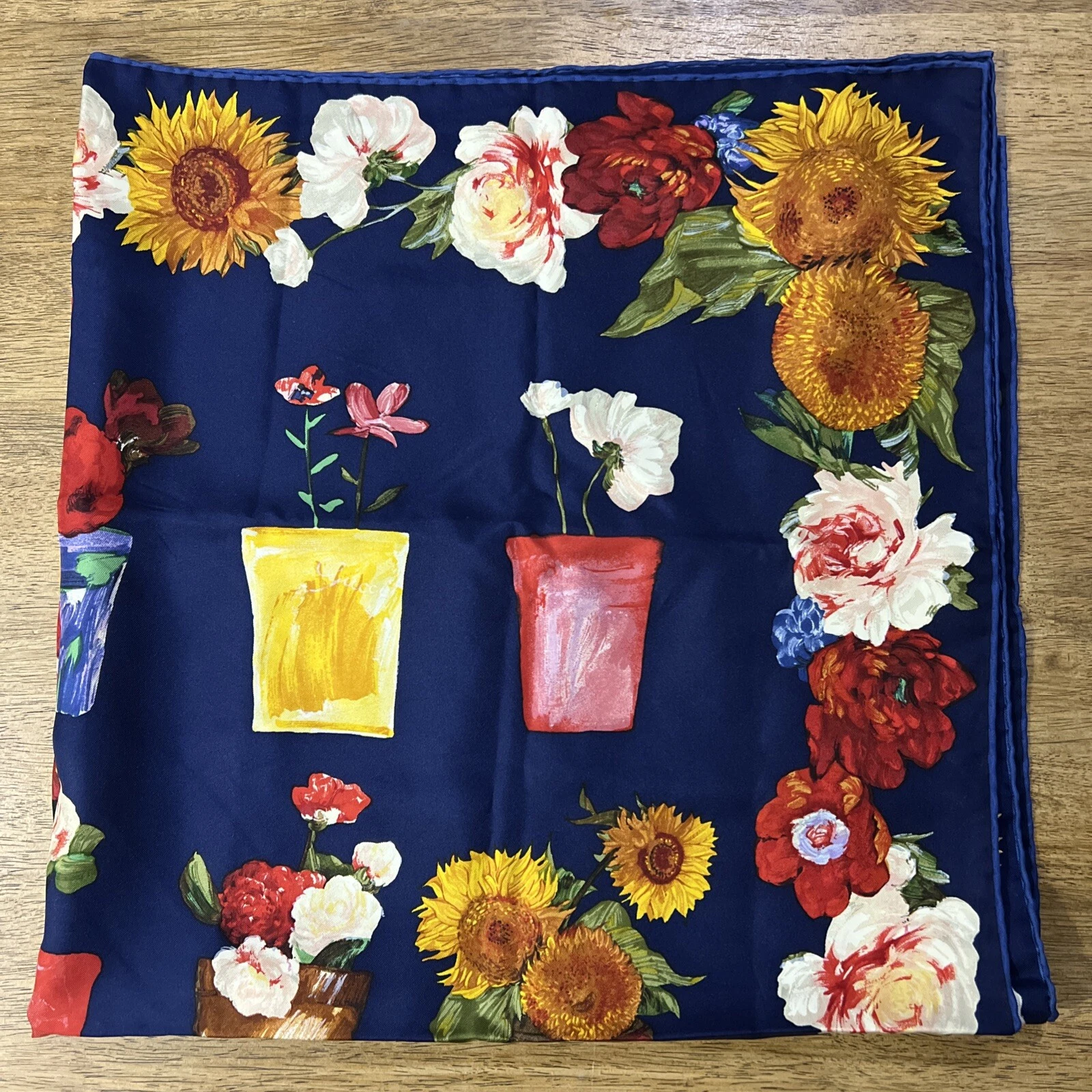 GUCCI Foulard en soie pots de fleurs bleu marine multicolore 33,5”x34”