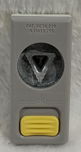 EK Success Papierlocher Jakobsmuschel Banner Flagge Anhänger Dreieck 1/2" flach verriegelbar - Bild 6 von 6